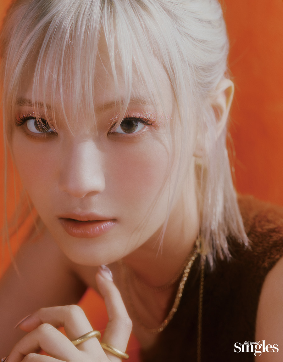 빌리 수아가 렌즈미의 비너스 3칼라 그린을 착용하고 촬영한 싱글즈 화보